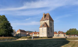 Commarin : le château, les communs