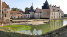 Commarin : le château, cour intérieure, douves