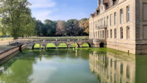 Commarin : le château, les douves, pont en pierre