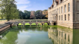 Commarin : le château, les douves, pont en pierre