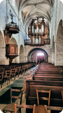 Arbois : église Saint Just, la nef, la chaire,l'orgue