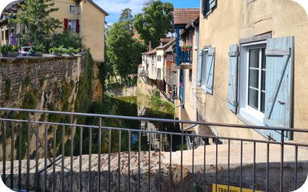 Arbois : la cuisance vue depuis le pont de la rue de l'hotel de ville