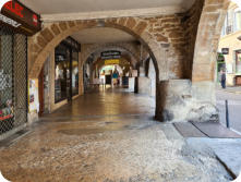 Arbois : arcades place de la Liberté