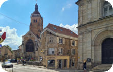 Arbois : l'église Saint Just et rue de l'hôtel de ville
