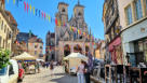 Semur en Auxois : Place Gaveau et collégiale Notre Dame