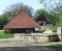 Nancray-Maisons Comtoises : ferme et abreuvoir