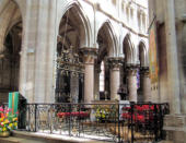 Semur en Auxois-Collégiale Notre Dame : le choeur et les colonnades