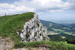 Mont d'Or : falaise avec plaque commémorative