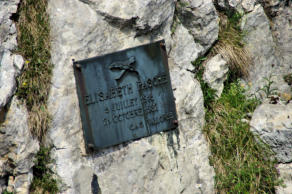 Mont d'Or : plaque Elisabeth Fasche ( jeune warappeuse de 14 ans fit une chute de 60 mètres )