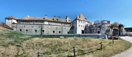 Fort de Joux : Porte d'Honneur, maison du gouverneur,fortification