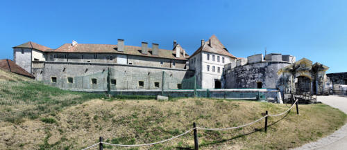 Fort de Joux : Porte d'Honneur, maison du gouverneur,fortification