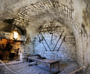 Fort de Joux : salle d'armes