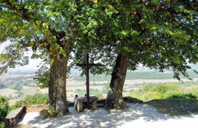 Châteauneuf en Auxois : belvedère Croix de Mission à l'entrée du village