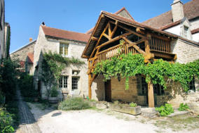 Châteauneuf en Auxois-Maison particulière en pierre et bois