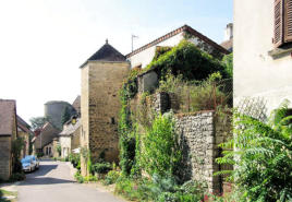 Châteauneuf en Auxois : Tour carrée dans la rue du Bas