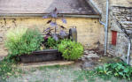 Châteauneuf en Auxois : Fontaine Abreuvoir fleuri