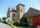 Châteauneuf en Auxois : Tour et maison en pierre