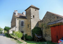 Châteauneuf en Auxois : Tour et maison en pierre