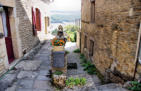 Châteauneuf en Auxois : ruelle fleurie du village