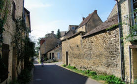 Châteauneuf en Auxois : ruelle du village