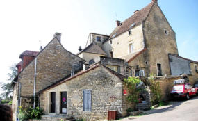 Châteauneuf en Auxois : Demeures du village