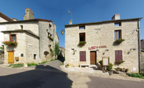 Châteauneuf en Auxois : maison en pierre typique du moyen âge