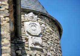 Châteauneuf en Auxois : Cadran solaire sur tour en pierre