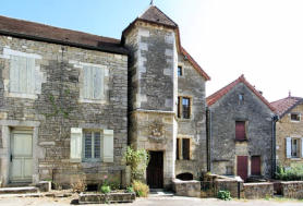 Châteauneuf en Auxois : Tour de la maison Saint Georges