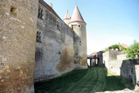 Châteauneuf : tour d'entrée du château, fossé