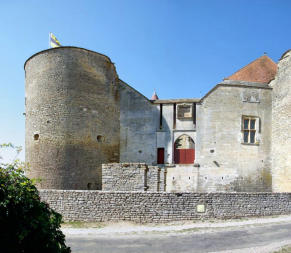 Châteauneuf : Tour Flamboyante à gauche, Chapelle à droite