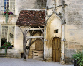 Châteauneuf : la cour intérieure, le puit médiéval