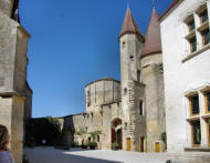Châteauneuf : cour intérieure côté fortifications