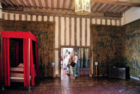 Châteauneuf : lit rouge, tapisseries, cloison pan de bois