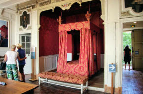 Châteauneuf : chambre, lit à baldaquin rouge