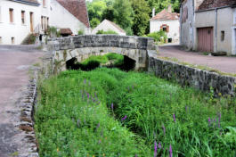 Semur en Auxois-Pont et ruisseau