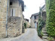 Village de Chamaret : rue du village et escalier pierre avec lierre