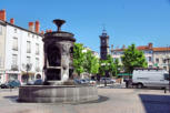 Issoire :fontaine de la place de la république et la tour de l'horloge