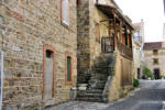 Lavaudieu : maison en pierre avec escalier  du village
