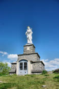 Usson : chapelle avec statue qui domine le village