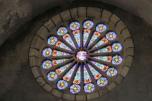 Vic le Comte : la Sainte chapelle, vitrail en rosace