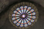 Vic le Comte : la Sainte chapelle, vitrail en rosace