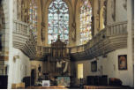 Vic le Comte :  la Sainte chapelle,choeur avec rétable et immenses vitraux