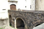 Villeneuve lembron : le château, le pont d'entrée
