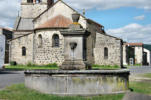 Villeneuve lembron : église Saint Claude et fontaine
