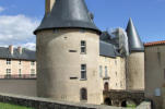 Villeneuve lembron : le château, l'entrée avec ses tours
