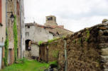 Auzon : ancienne ruelle du village et les remparts