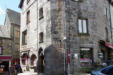Besse Saint Anastaise : maison médiévale  en pierre de lave avec commerces
