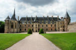 La Palisse : entrée du château et son esplanade