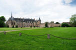 La Palisse : pelouse devant le château 