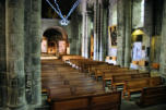 orcival : église Notre Dame d'Orcival, la nef et rangées de bancs